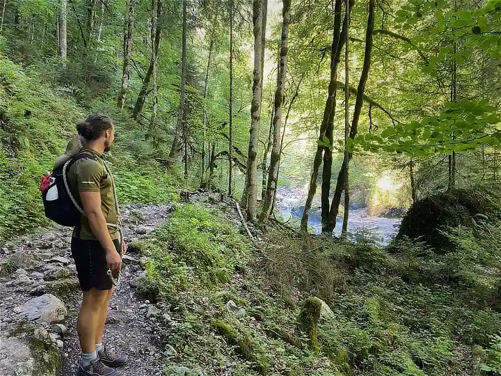 Lukas in der Natur mit Blick auf einen Fluss